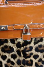 Chic Leopard Print Handbag with Glossy Finish - Image 3